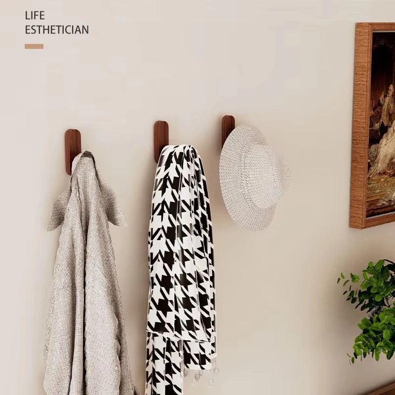 Crochet mural adhésif en bois effet noyer – Design minimaliste