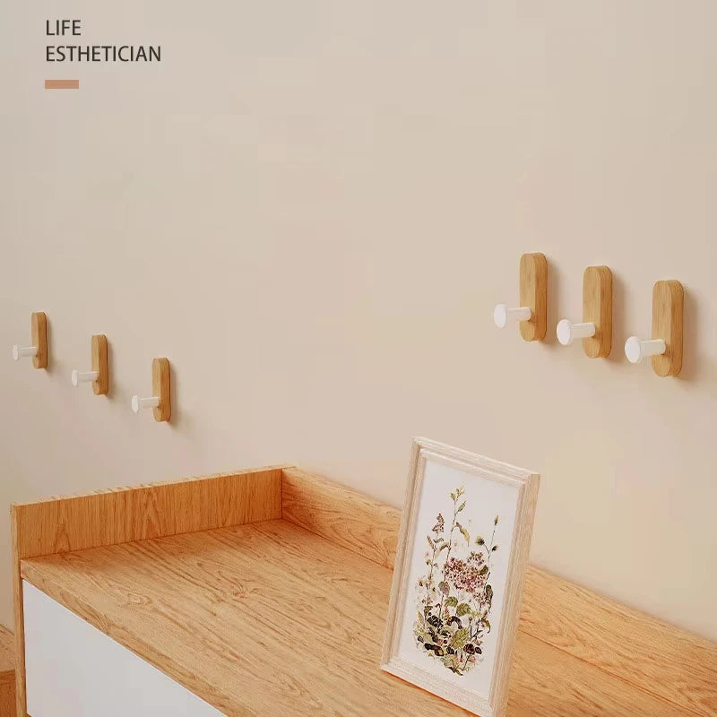 Crochet mural adhésif en bois effet noyer – Design minimaliste
