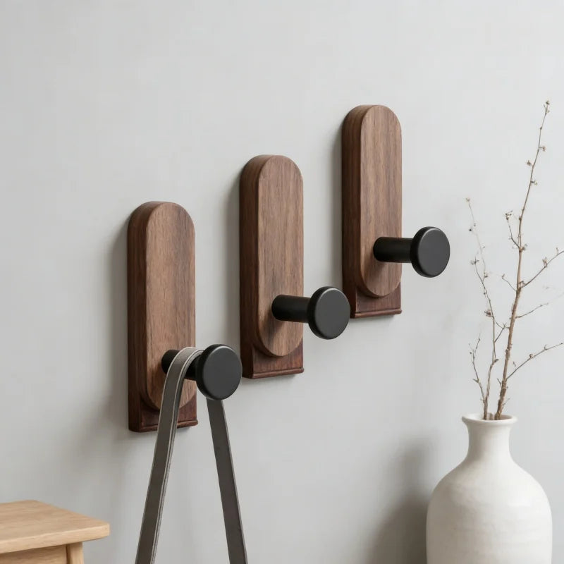 Crochet mural adhésif en bois effet noyer – Design minimaliste