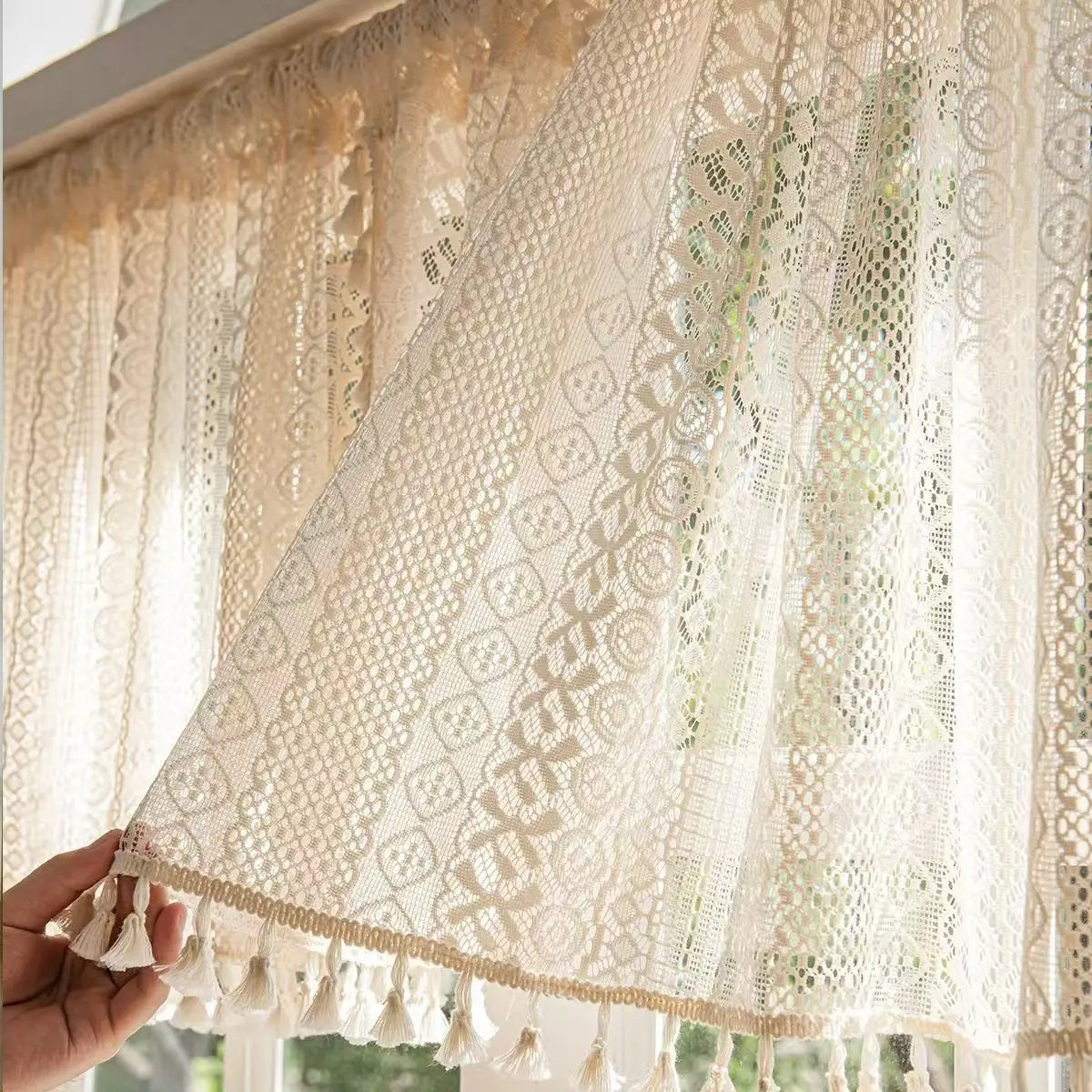 Rideau Court en Dentelle Beige à Pompons – Style Bohème