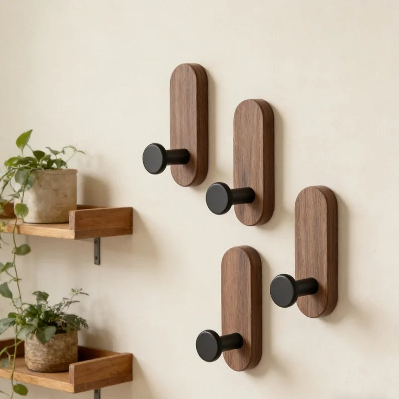 Crochet mural adhésif en bois effet noyer – Design minimaliste